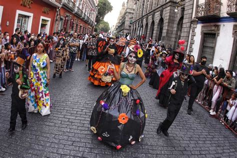 Desfile De Catrinas En Puebla Así Fue La Marcha Entre Vivos Y Muertos