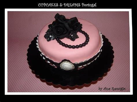 Small Vintage Beauty Decorated Cake By Ana Remígio Cakesdecor