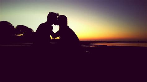 Desktop Wallpaper Couple Love Sunset Kiss Hd Image Picture
