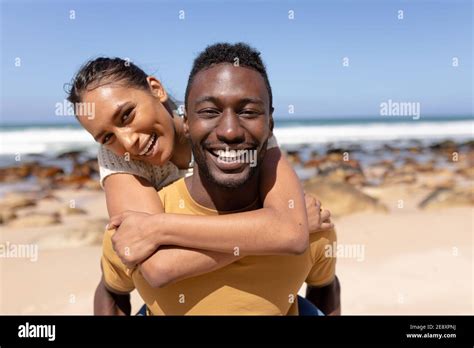 Portrait Dun Couple Afro Américain Qui Sembrasse Sur Une Plage La Mer Photo Stock Alamy