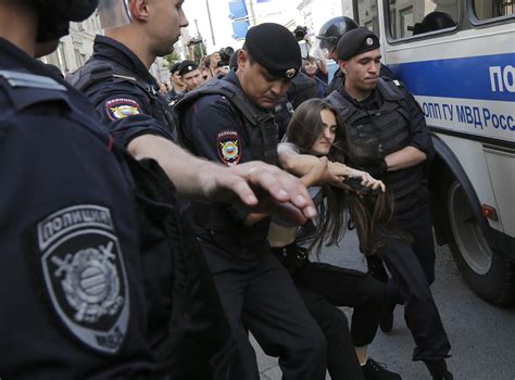 russian police arrest over 1 000 in moscow