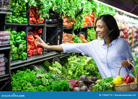 Woman Buying Vegetables In Organic Section Stock Image Image Of Bell Customer 77856779