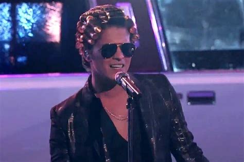 Video Bruno Mars And Mark Ronson Perform Uptown Funk On The Voice