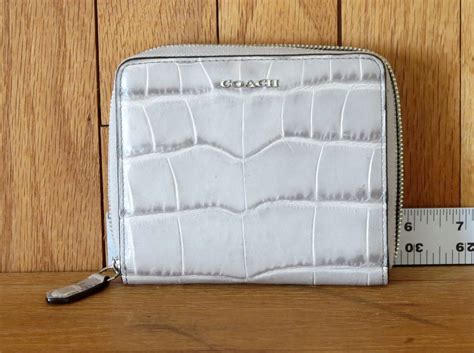 coach-embossed-white-leather-wallet-broken-zipper-wallet,-leather-wallet,-white-leather