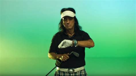 A golf workout function also tracks heart rate, step count and calories burned. Alice Cooper Featured In New Apple Watch Commercial ...