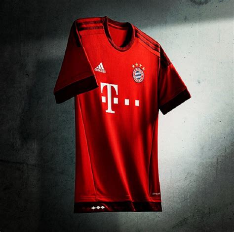 Com um design mais clean mas que esbanja imponência, a camisa reserva do bayern chega na cor cinza claro totalmente texturizada, que oferece toque macio. Bayern apresenta novo uniforme e volta a ter camisa toda ...