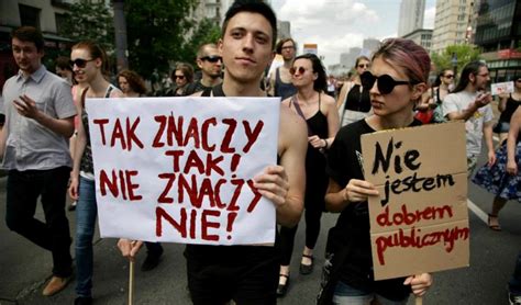 proc Polaków i Polek uważa że w niektórych przypadkach gwałt może