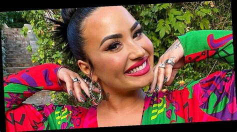 Demi lovato a régulièrement partagé des épisodes intimes de sa vie. Demi Lovato Is Starting 2021 Off with a Pastel Pink Pixie Cut | News of the world Art