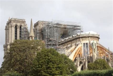 Hétfőn megkezdődik a Notre Dame leégett huszártornya körüli állványzat