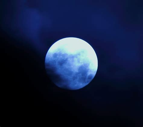 幻想的な青い月のandroid用壁紙素材