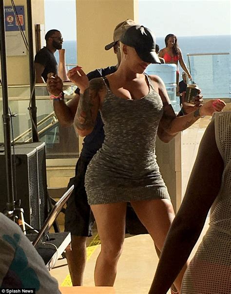 Blac Chyna Twerks It Out With Amber Rose Surrounded By Male Admirers In Trinidad Daily Mail Online