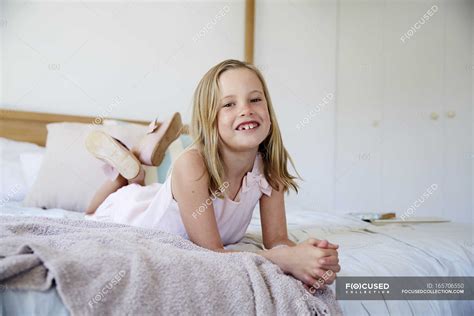 Kleines Mädchen Auf Dem Bett Liegend — Freude Häusliches Leben Stock