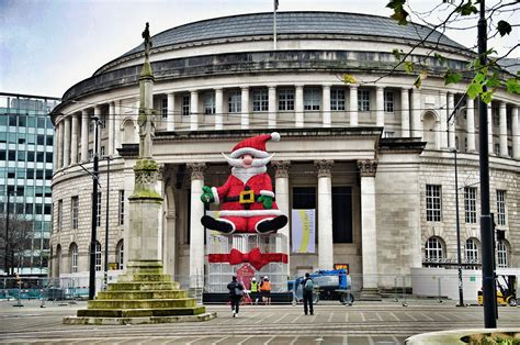 Manchester S Iconic Santa Claus Sculpture Is Returning To Town