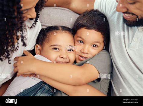 Retrato Familia Feliz Y Los Niños Abrazan Y Se Unen En Un Sofá Feliz Y Relajarse Con La Madre