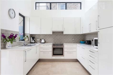 dapur minimalis  putih  pemandangan alam luar thegorbalsla