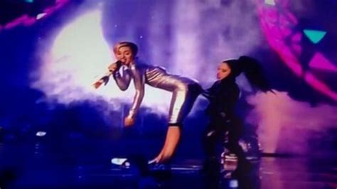 Video Miley Cyrus Twerks To We Can’t Stop At Mtv Emas 2013