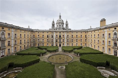 Fassade des nationalpalastes der mafra, eines franziskanischen klosters im stil der barockarchitektur. Koninklijke gebouw van Mafra - paleis, basiliek, klooster ...