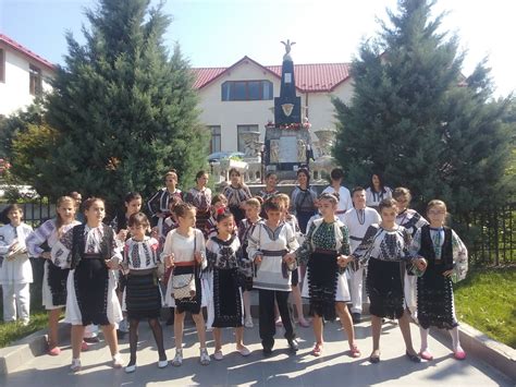 În biserica ortodoxă română, sărbătoarea înălţării domnului este şi ziua dedicată pomenirii eroilor neamului. www.bibliotecivalcene.ro: Scundu - Ziua Eroilor si Inaltarea Domnului