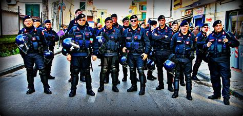 Con ciò, potrebbe anche ingraziarsi i suoi superiori. CACCIA APERTA CONTRO LE FORZE DI POLIZIA: "SIAMO ...