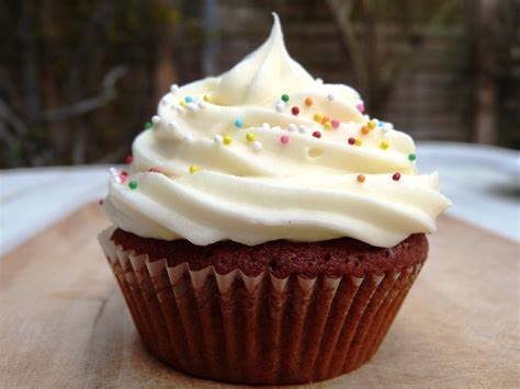 From edible lace to isomalt, sugarpaste, edible pearls & more we sell all the cake decorating supplies you'll need for any creation. Cupcake Decorations | ediblesubstance