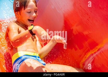 Un Muchacho Feliz En Tobog N De Agua En Una Piscina Divertirse Durante