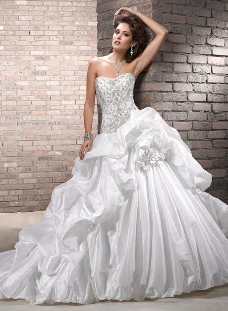 Non dimenticare di completare il look con la classica giarrettiera e scopri la nostra collezione di scarpe da sposa per muovere con stile i tuoi primi passi verso la vita coniugale. Vestiti da sposa più belli