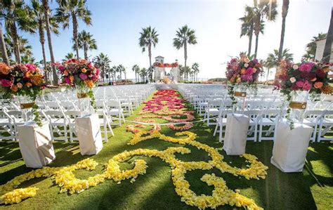21 Elegant Flower Petal Aisle Runners For Your Wedding