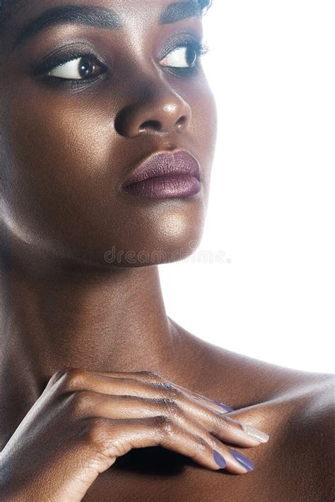 Perfil De La Mujer Negra Hermosa Joven Con La Piel Perfecta Limpia