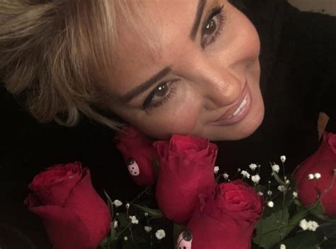 2018'de verdiği kanser mücadelesini kazanan bahar öztan, şimdilerde oğlu ile tatil yapıyor. Bahar Öztan kanseri yendi çok değişti işte son hali ...