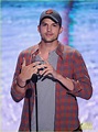 Ashton Kutcher Wins 'Old Guy Award' at Teen Choice Awards!: Photo ...