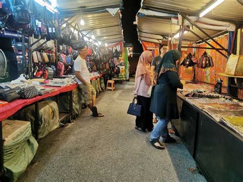 Sesuai namanya, pasar ini baru dimulai di atas jam 6 sore. Top 10 tempat membeli-belah di Penang | Percutian Bajet