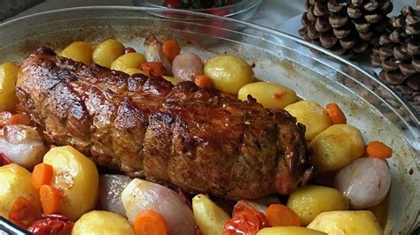 Añade los dientes de ajo enteros, el pimiento cortado en juliana y las cebolletas, en rodajas. Solomillo de cerdo relleno al horno. (Cómo rellenar un ...