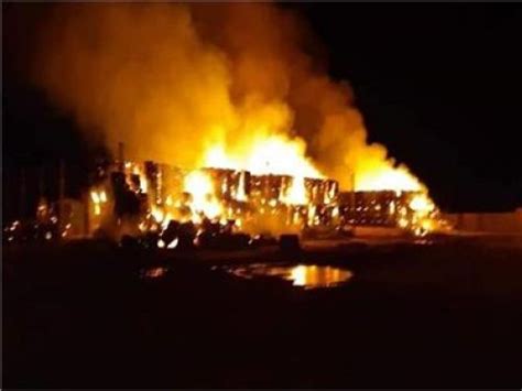 وكشفت المعاينة المبدئية لموقع حريق مصنع ملابس العبور، تفاصيل اشتعال النيران وكشفت المعاينة المبدئية للمعمل الجنائي، أن سبب حريق مصنع العبور هو تصاعد غازات من. الحماية المدنية تدفع بسيارات وخزانات مياه للسيطرة على حريق بالعبور - بروباجندا