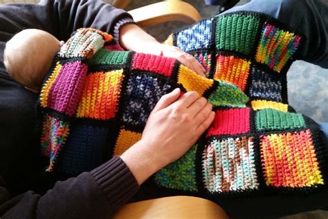 Strickanleitungen sind als basis für die meisten strickanfänger unverzichtbar: Upcycling für Wollreste: Babydecke häkeln oder stricken ...