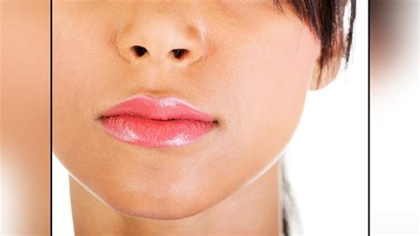 How To Treat Dark Skin Around Lips With Herbal Treatment Boldsky