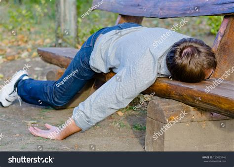 Drunk Man Sleeping Park On Wooden写真素材120023146 Shutterstock