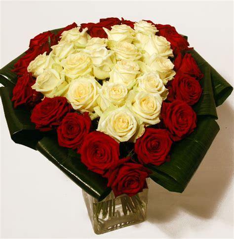 Heart Shaped Bouquet Of Red And White Roses Lillepidu