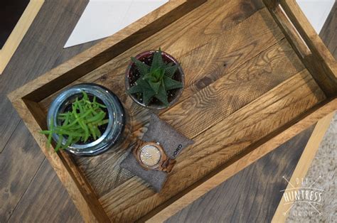 Make this diy wooden serving tray quickly! DIY Reclaimed Wood Tray (West Elm Knockoff) - DIY Huntress