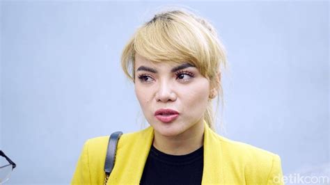 Dinar candy tolak job syuting yang menghadirkan aldi taher. Nah Lo, Dinar Candy Kini Ralat Pernyataan soal Atta Vs Bebby Fey