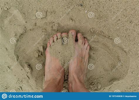 Pies Desnudos Descalzos Sin Zapatos En La Arena Sobre Una Playa De