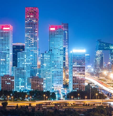 Edificios Modernos Iluminados En La Noche En China Foto De Archivo