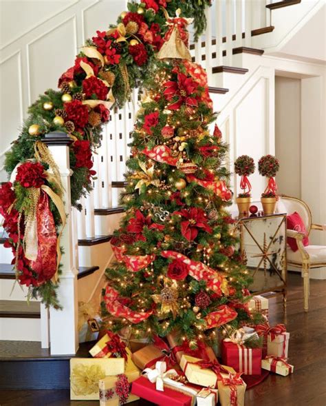 Red gold and silver christmas tree. 32 Amazing Red And Gold Christmas Décor Ideas | DigsDigs