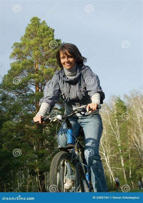 Guida Sorridente Della Ragazza Sulla Bicicletta Fotografia Stock Immagine Di Svago Attività