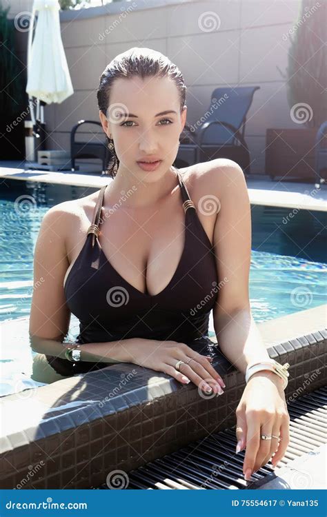 Junges Sexy Mädchen Mit Den Großen Brüsten Im Swimmingpool Sitzen Stockbild Bild von