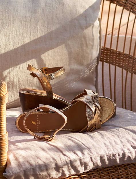 sandales sabots pour femme à talons compensées et cuir doré craquelé pied de biche