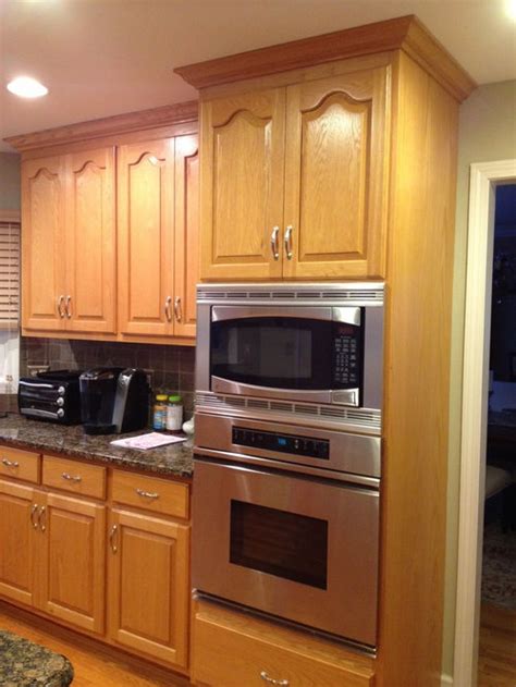One of the most popular choices in kitchen cabinetry is oak kitchen cabinets. Painting oak kitchen cabinets