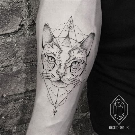 Geometric Cat Tattoo By Bicem Sinik Geometrisches Tattoo