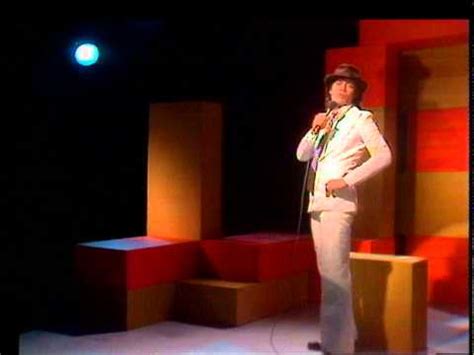 Meid lekker dier van plezier malle babbe is rond malle babbe is blond een zoen op je mond malle babbe, je lekkere kont lalalalalala lalalalalala en zondags in de kerk dan zit daar zo'n meneer stijf als een houten plank met spijkers in zijn kop te kijken in zijn bank een zwart lakens pak om zijn zondige. TOPPOP: Rob De Nijs - Malle Babbe - YouTube