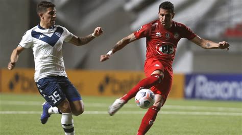Vélez le ganó a Unión La Calera en Chile y sigue con chances de pasar
