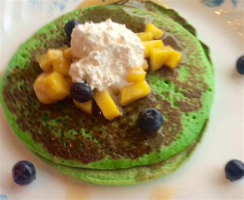 Cut the pandan leaves up and blend them with a little water. Malaysian Pandan pancakes with palm sugar and coconut stuffing | Recipe | Recipes, Food, Yummy ...